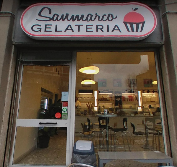 Il banco e la vetrina dei gusti.