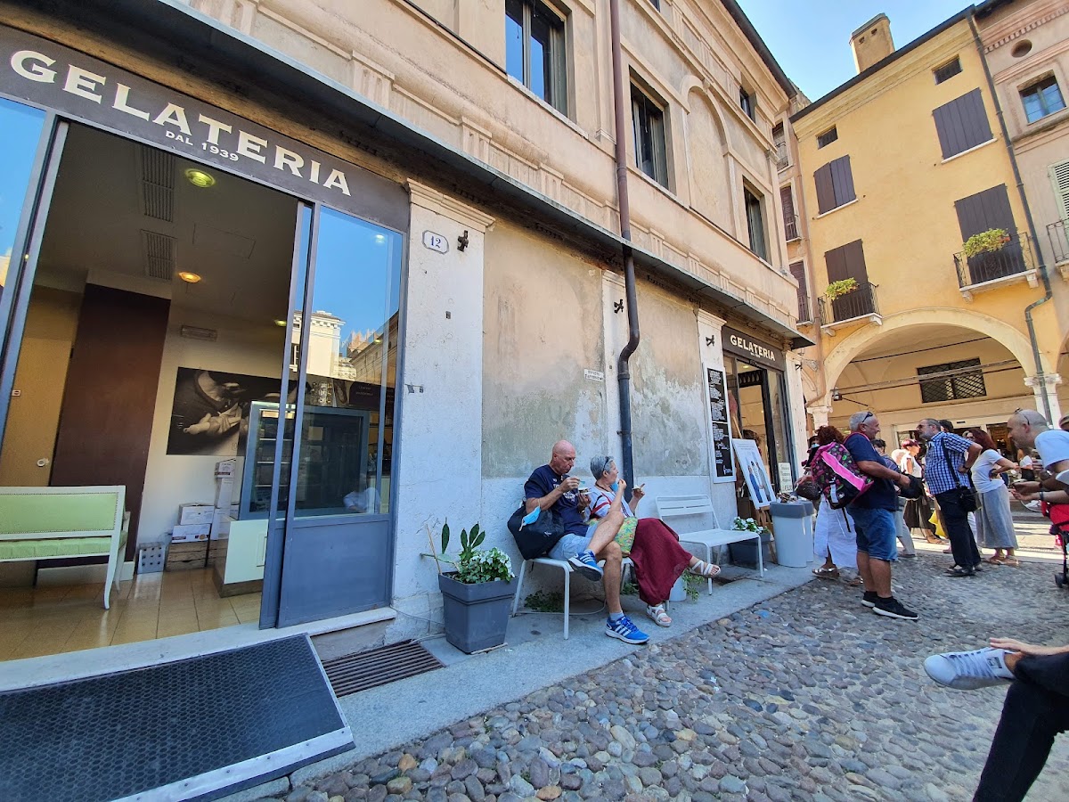 Il banco e la vetrina dei gusti.