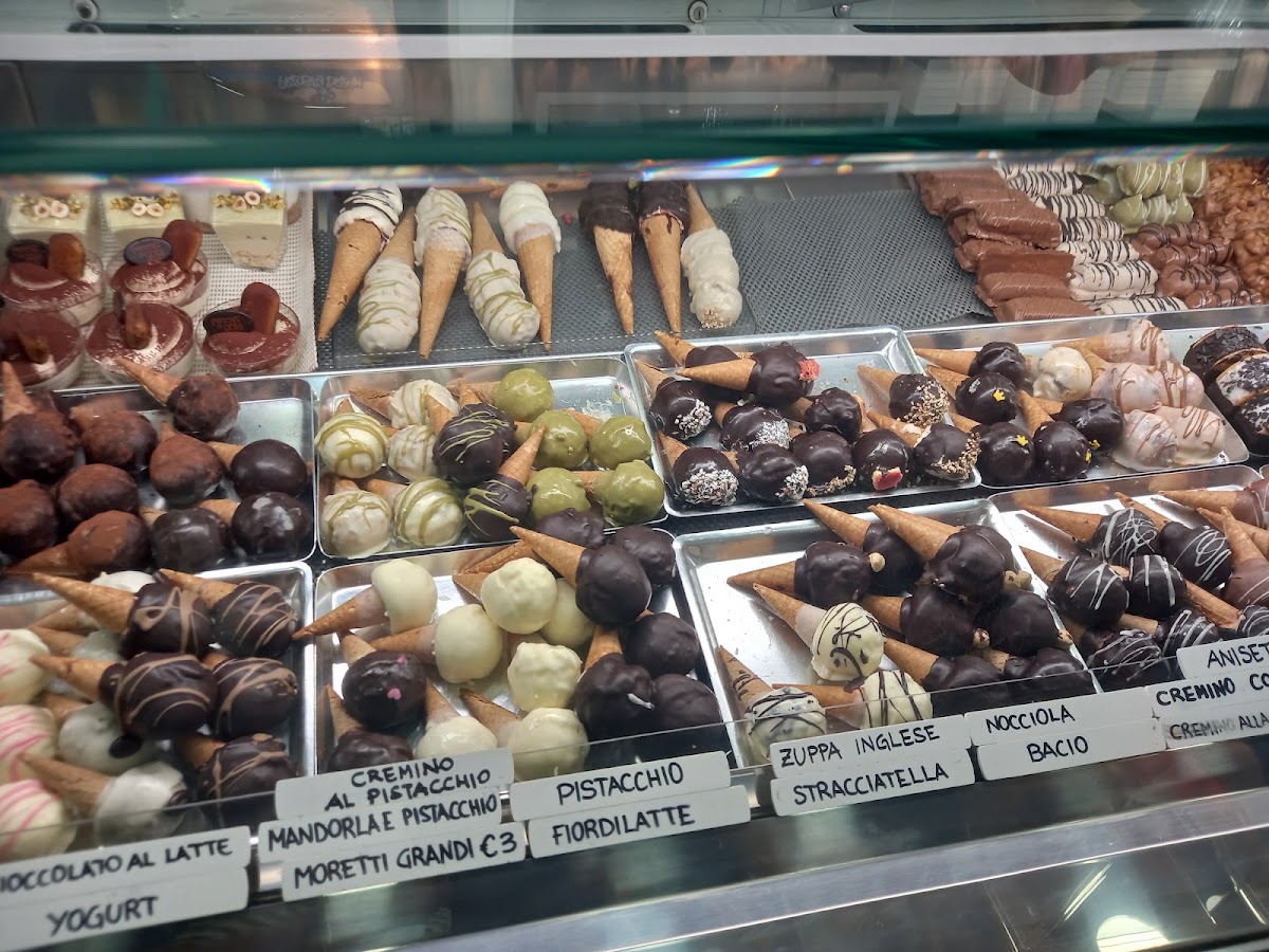 Un dettaglio della vetrina.