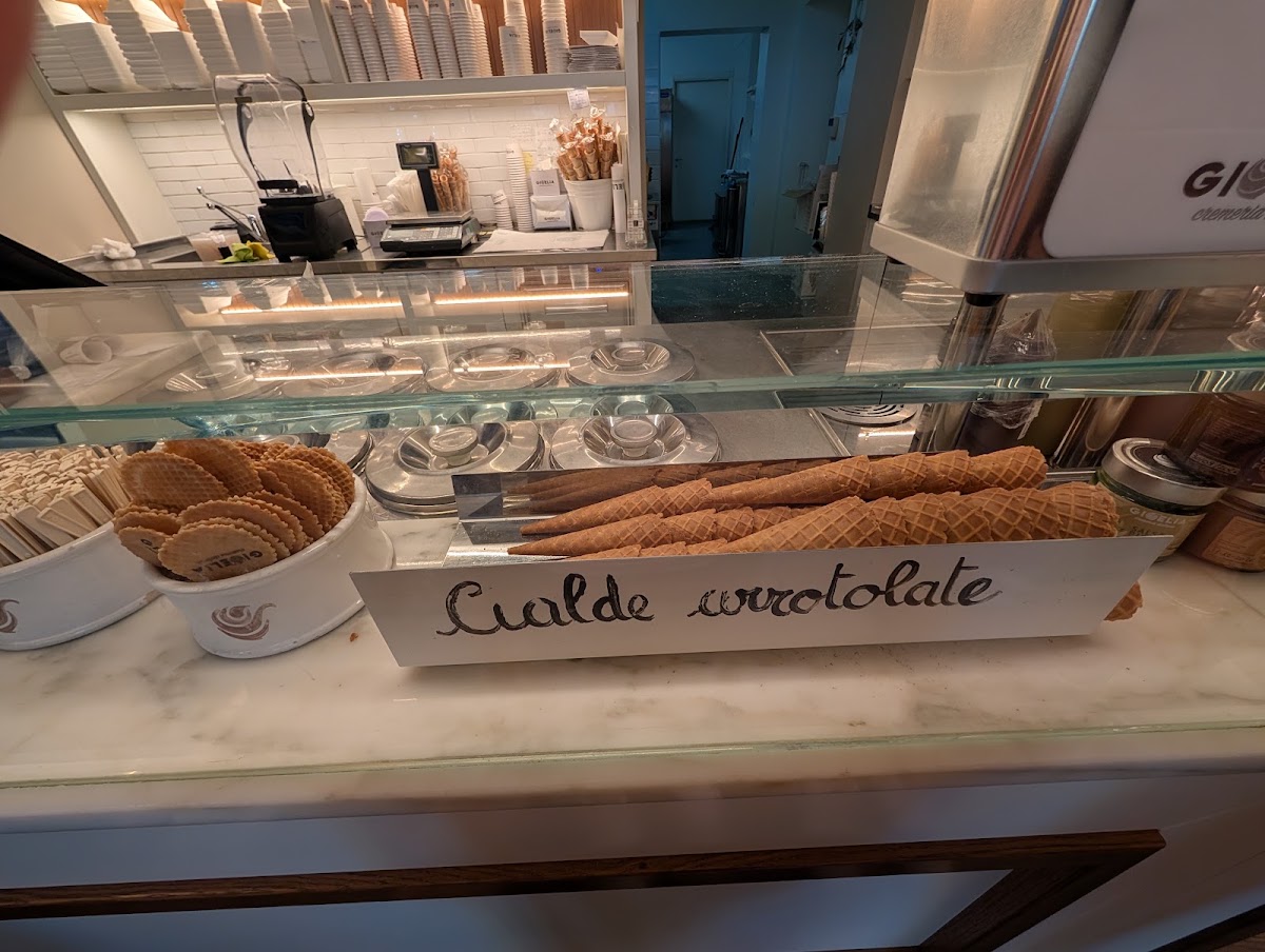 Un dettaglio della vetrina.