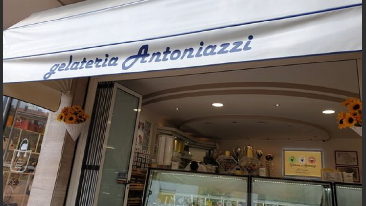 Il banco e la vetrina dei gusti.