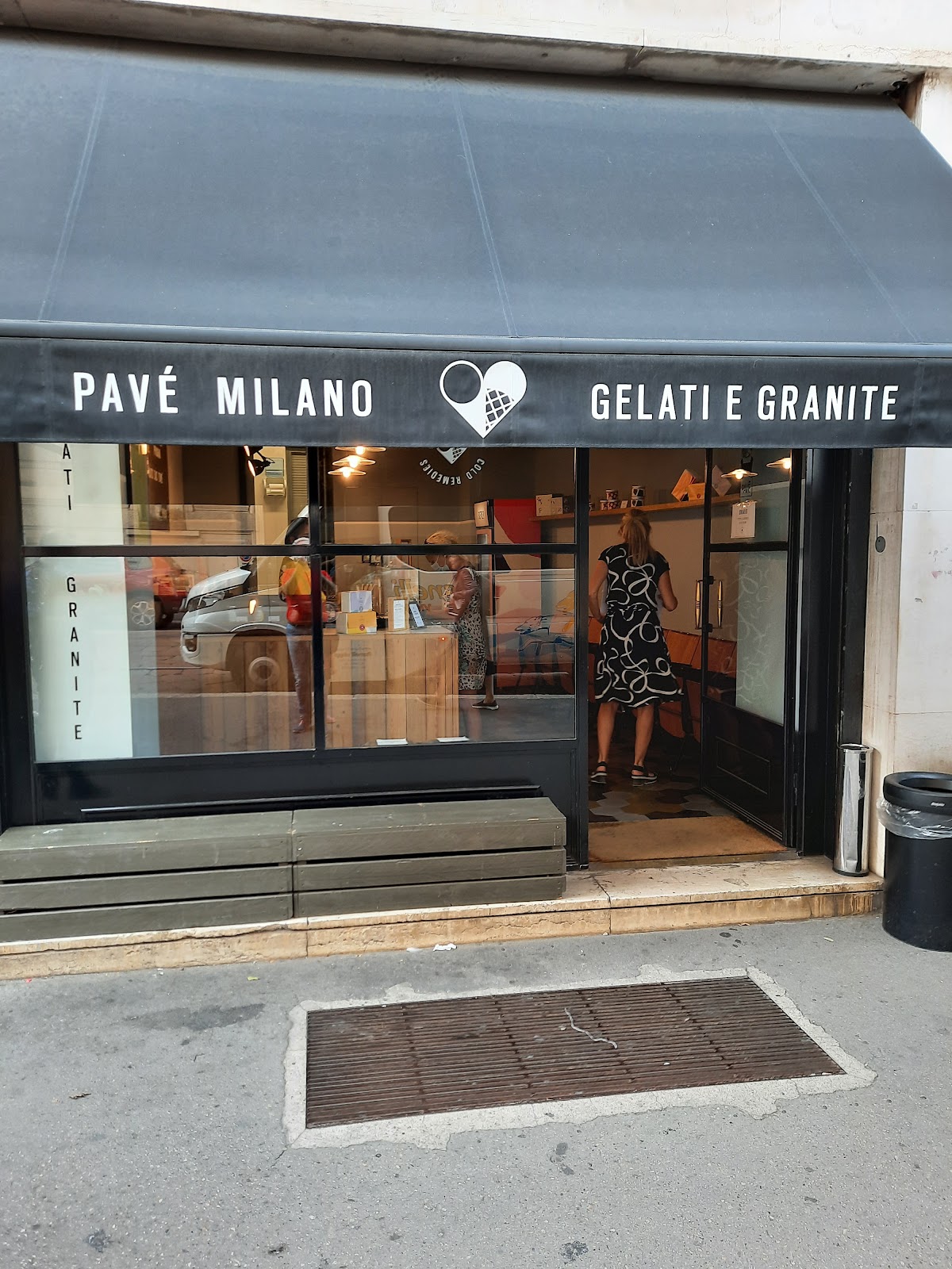 Il banco e la vetrina dei gusti.