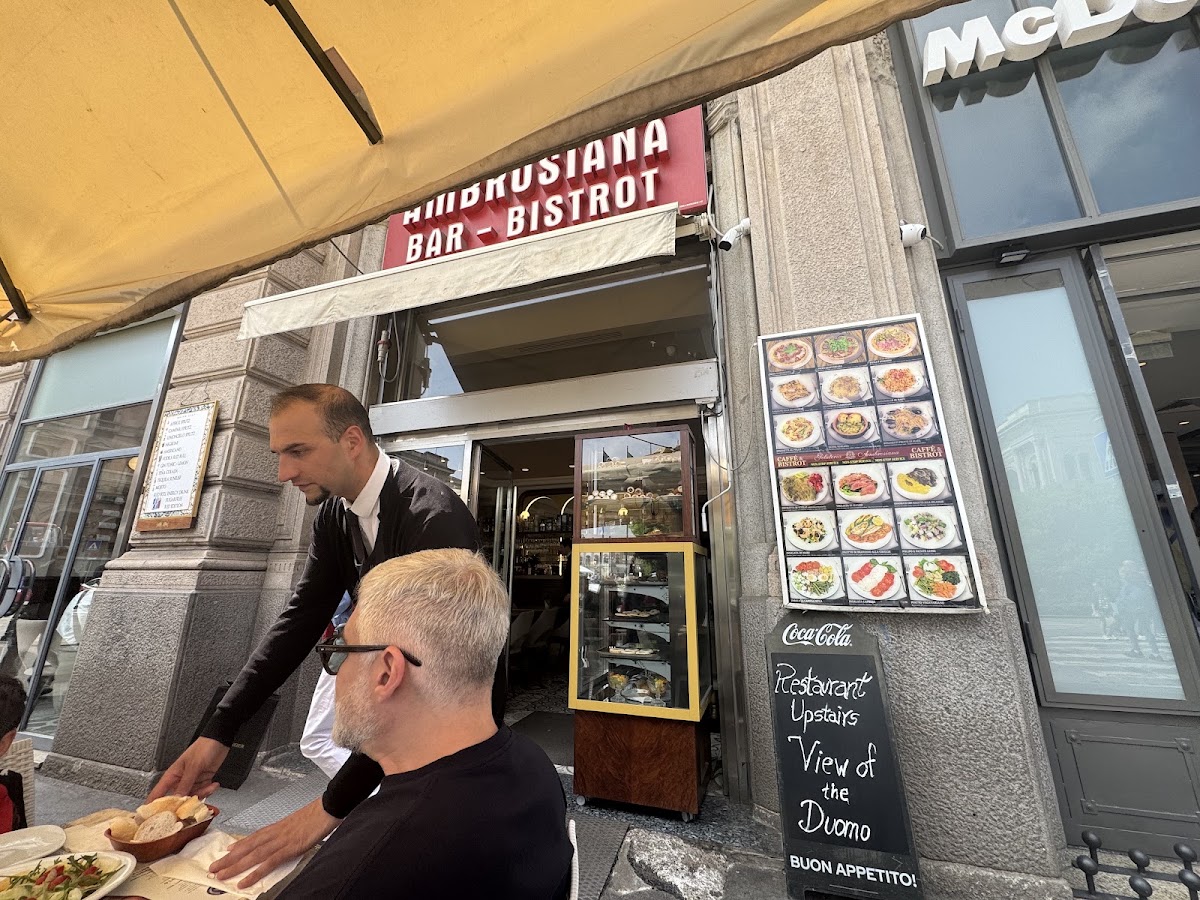 Il banco e la vetrina dei gusti.