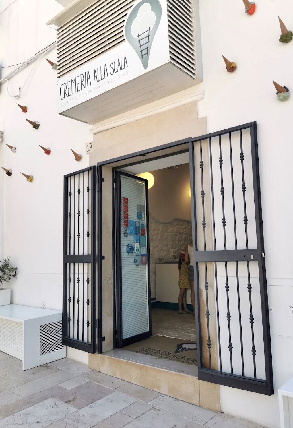 Il banco e la vetrina dei gusti.