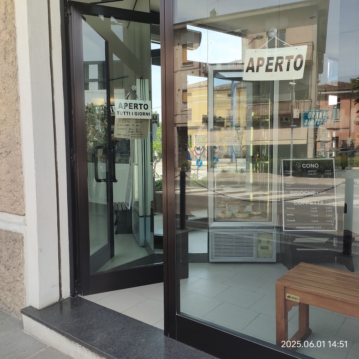 Il banco e la vetrina dei gusti.