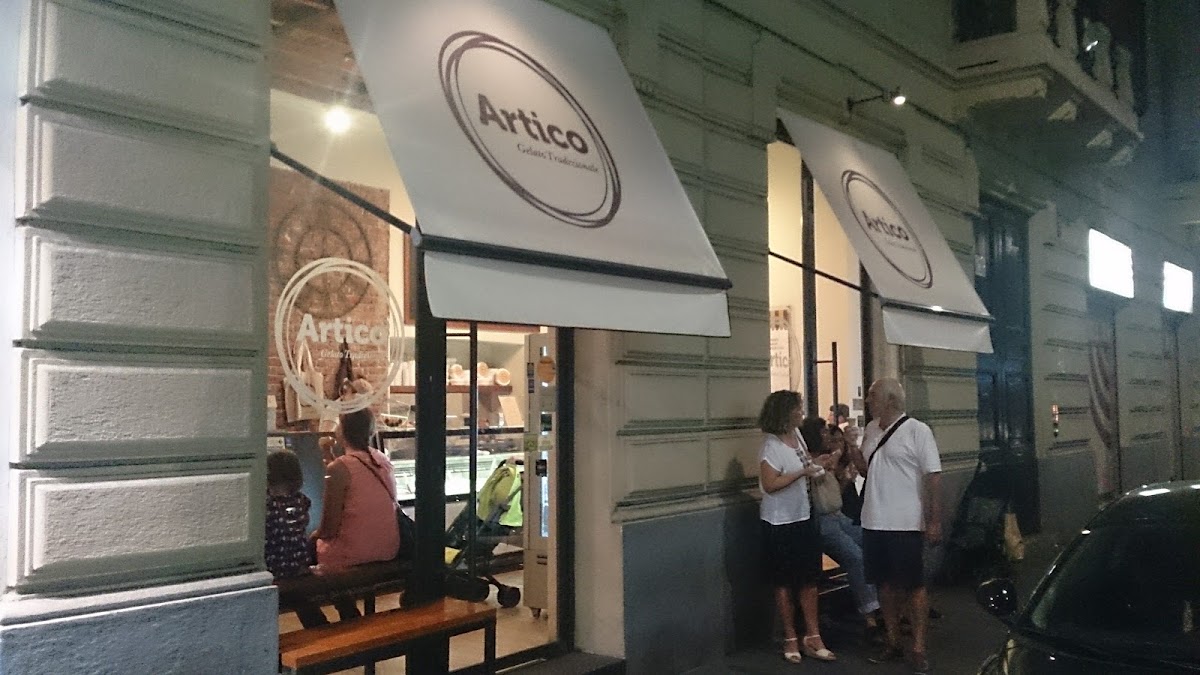 Il banco e la vetrina dei gusti.