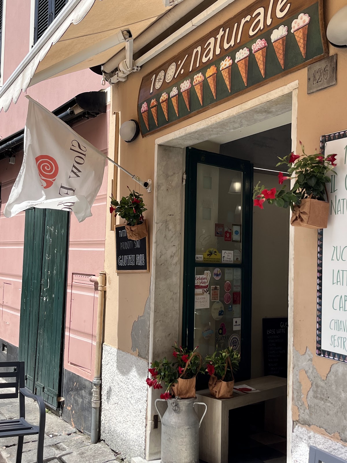 Il banco e la vetrina dei gusti.