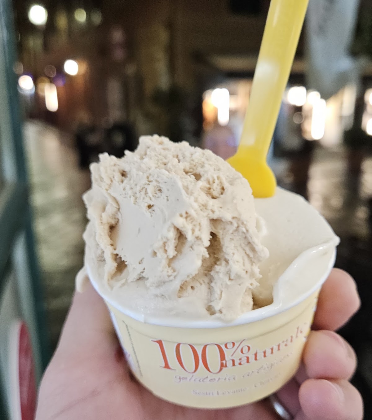 Un dettaglio della vetrina.