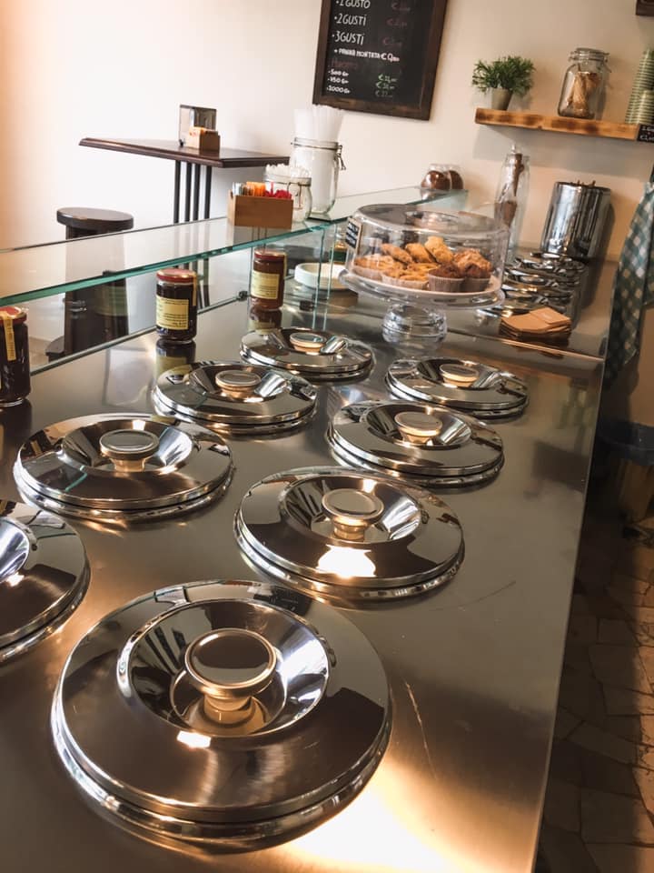 Le vaschette in vetrina.
