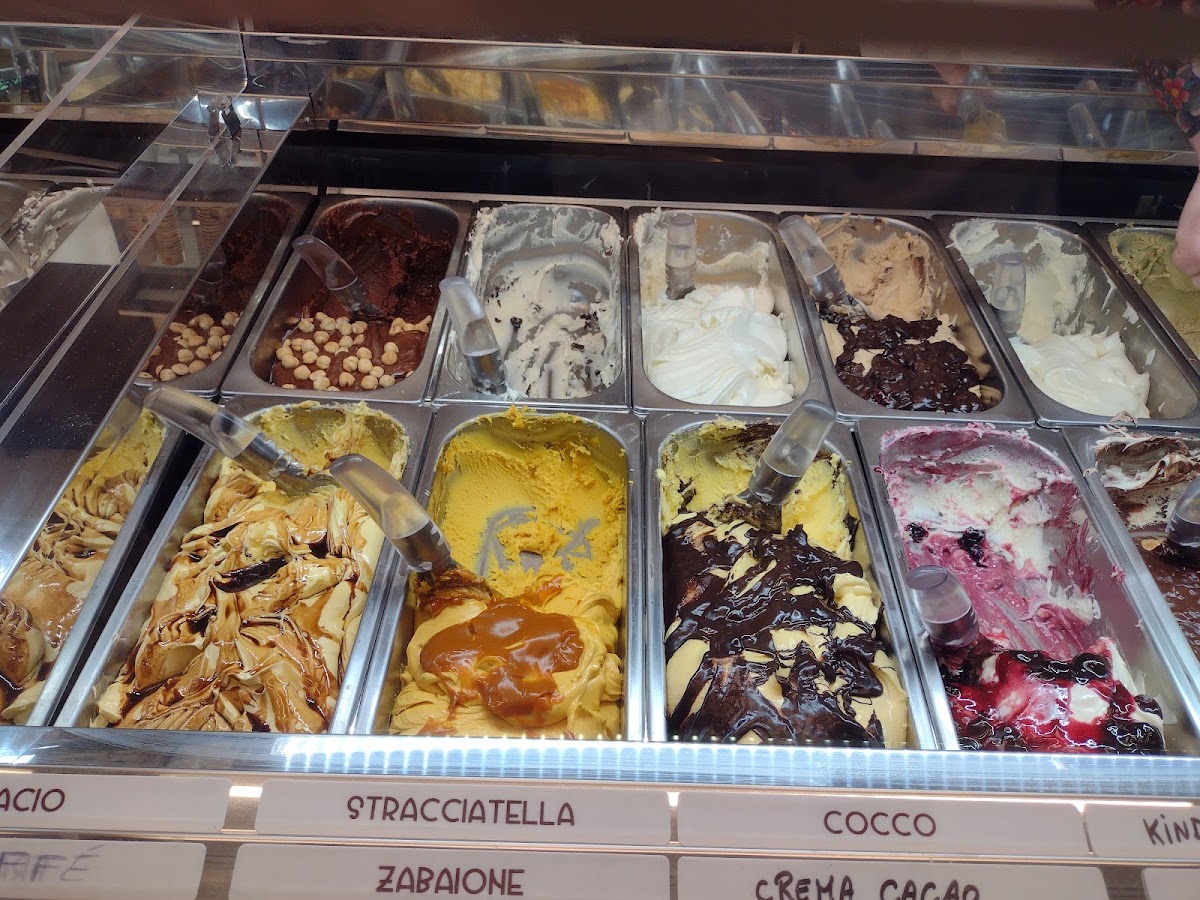 Le vaschette in vetrina.