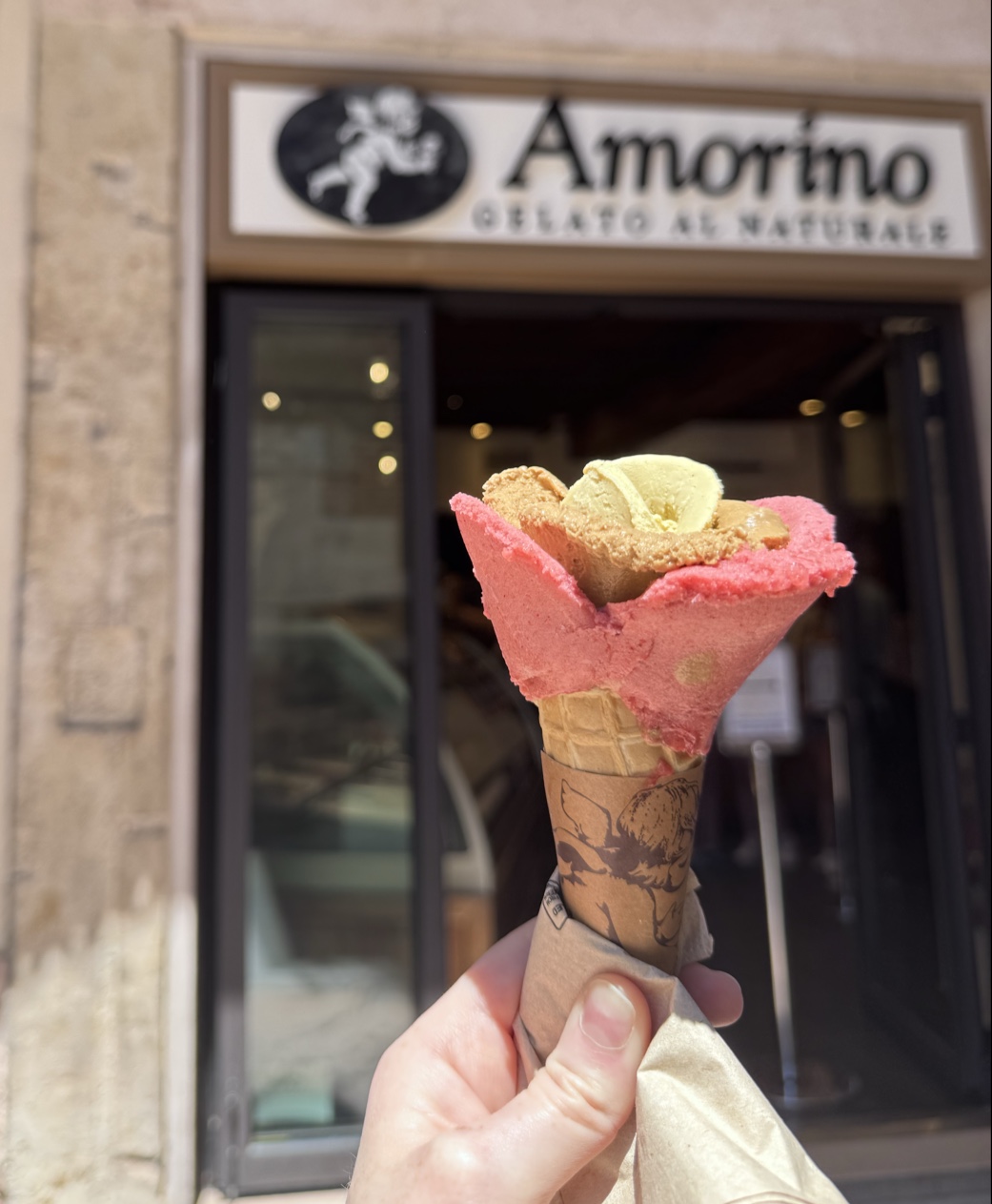 Un dettaglio della vetrina.