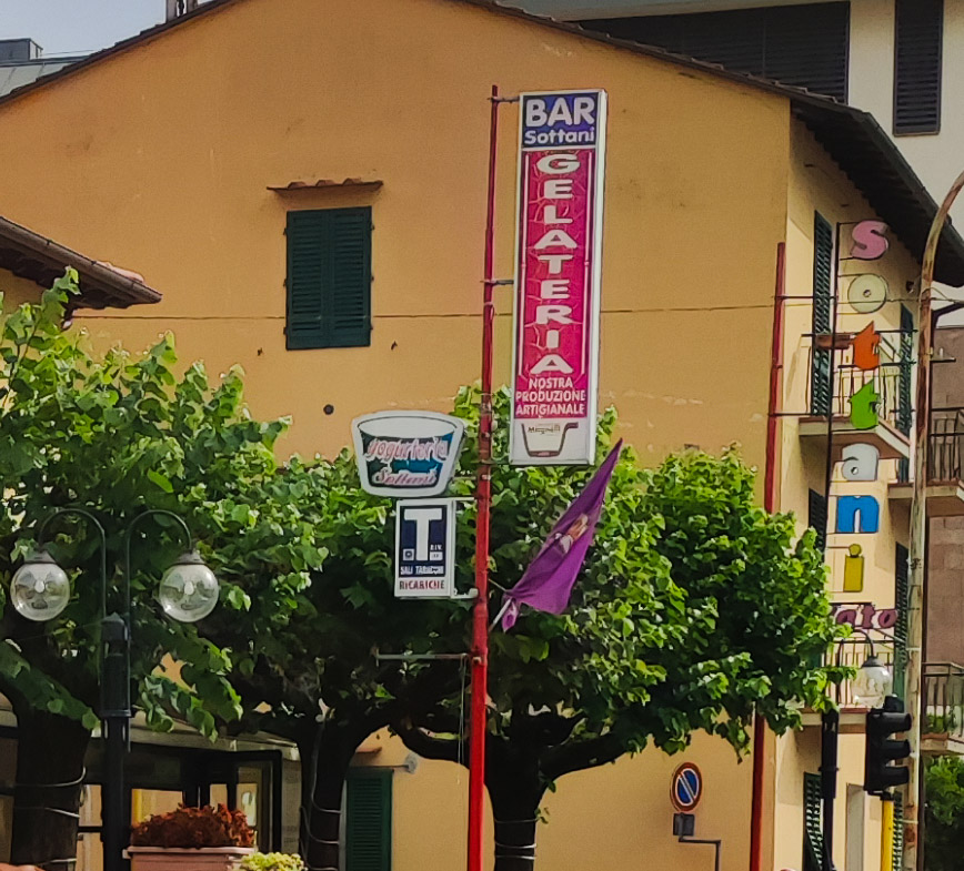 Il banco e la vetrina dei gusti.