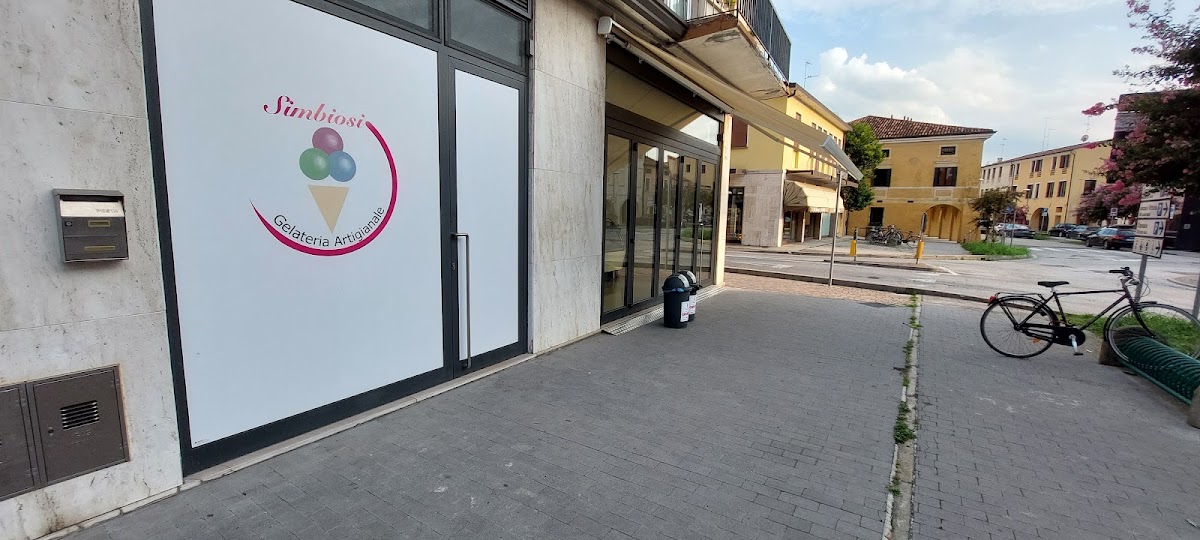 Il banco e la vetrina dei gusti.