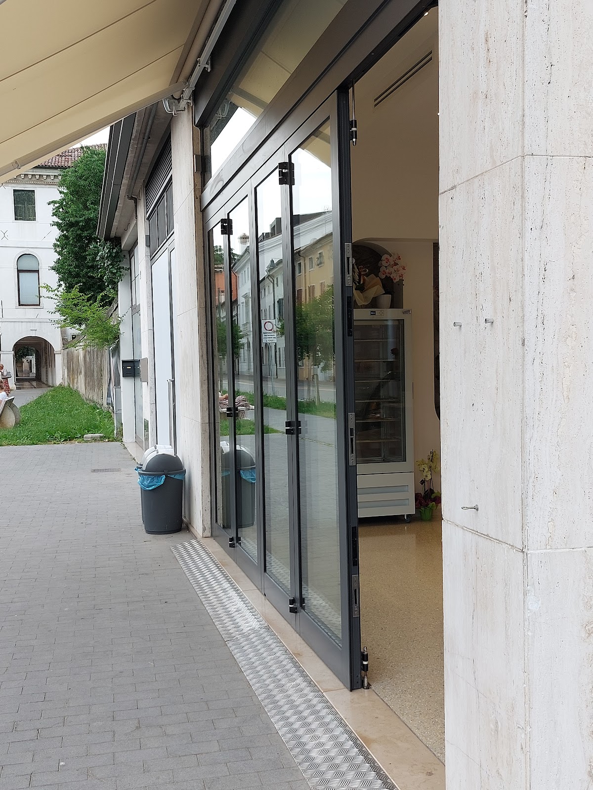 Un dettaglio della vetrina.