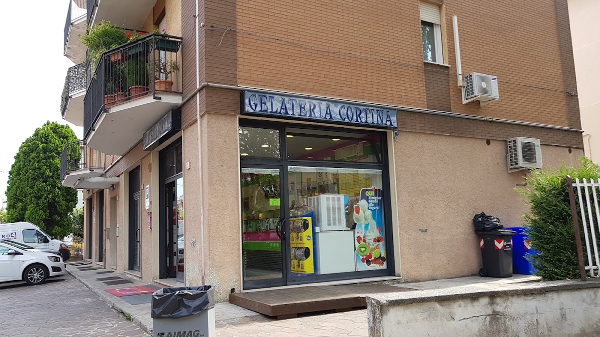 Il banco e la vetrina dei gusti.