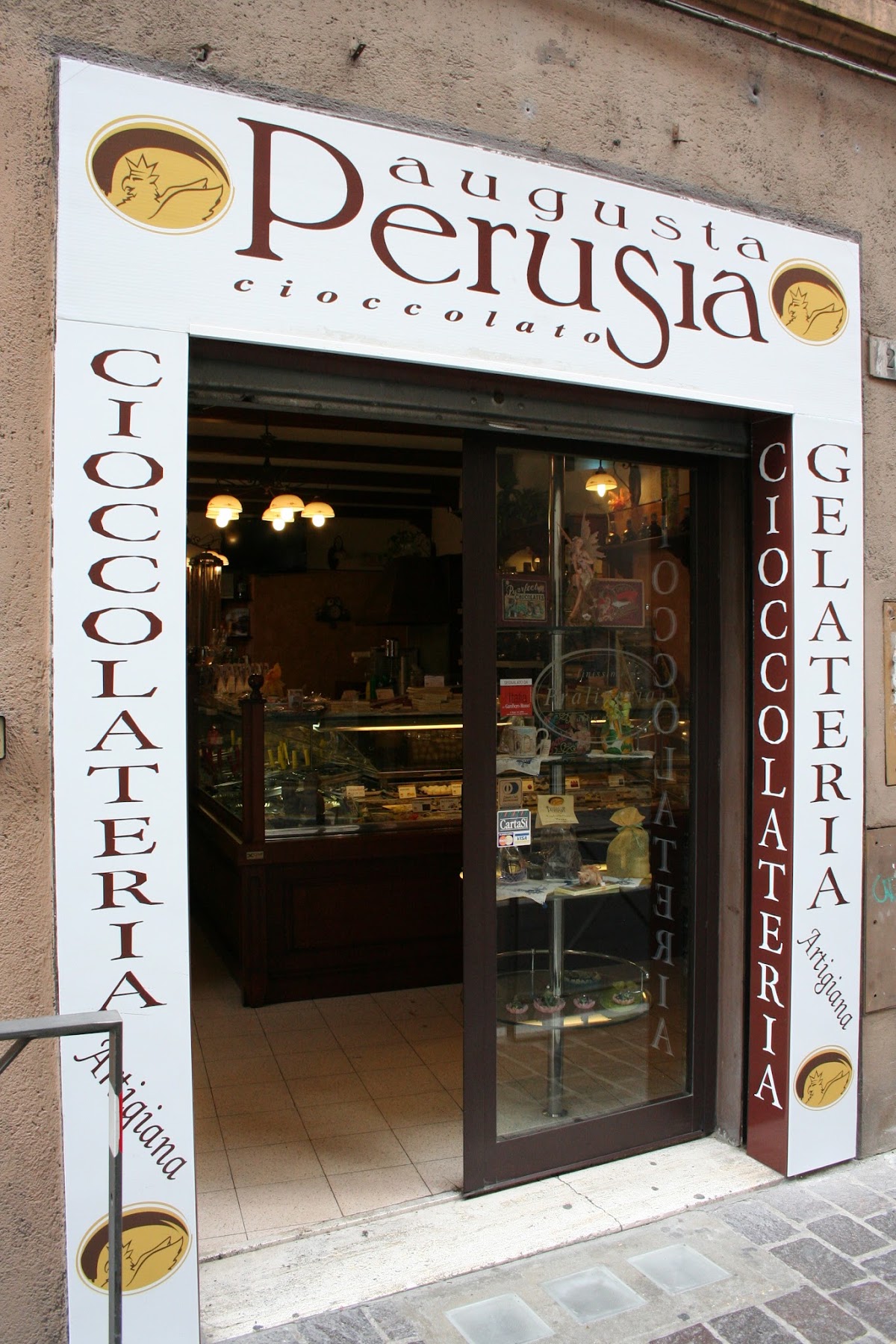 Il banco e la vetrina dei gusti.