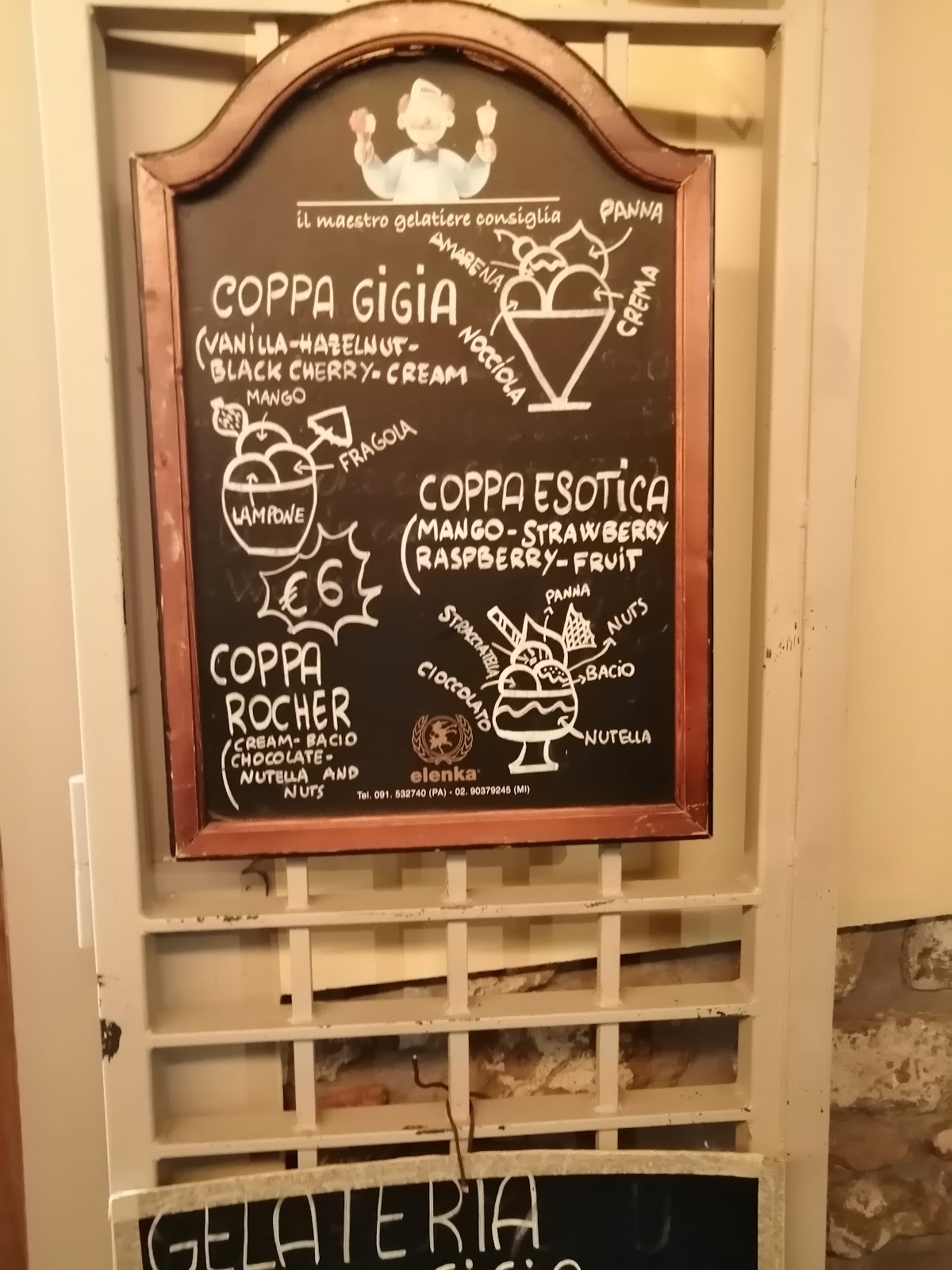 Un dettaglio della vetrina.