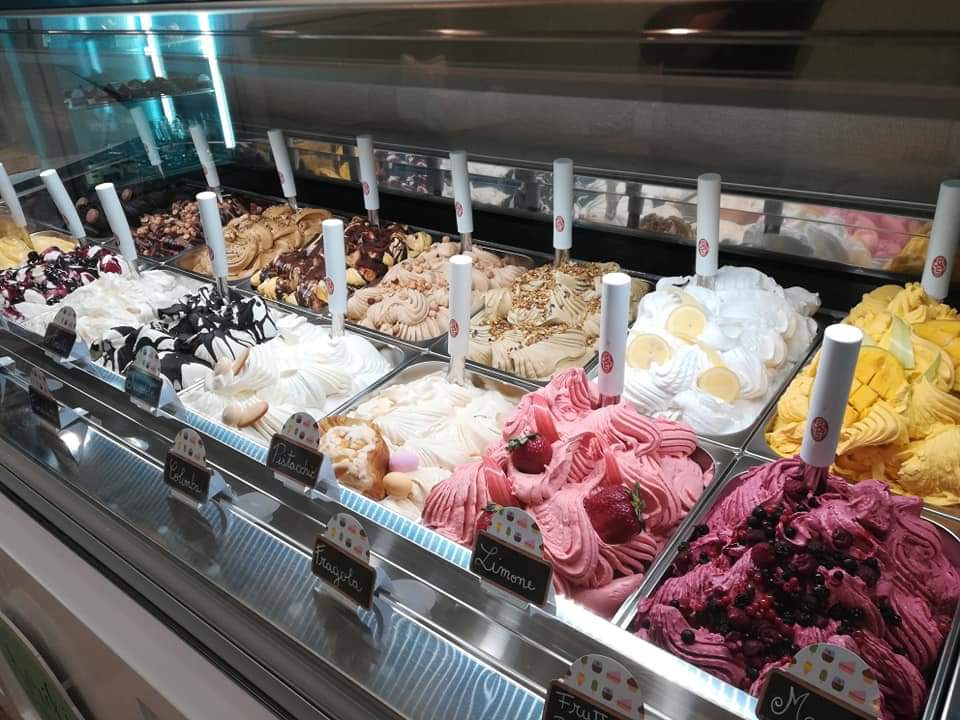 Il banco e la vetrina dei gusti.