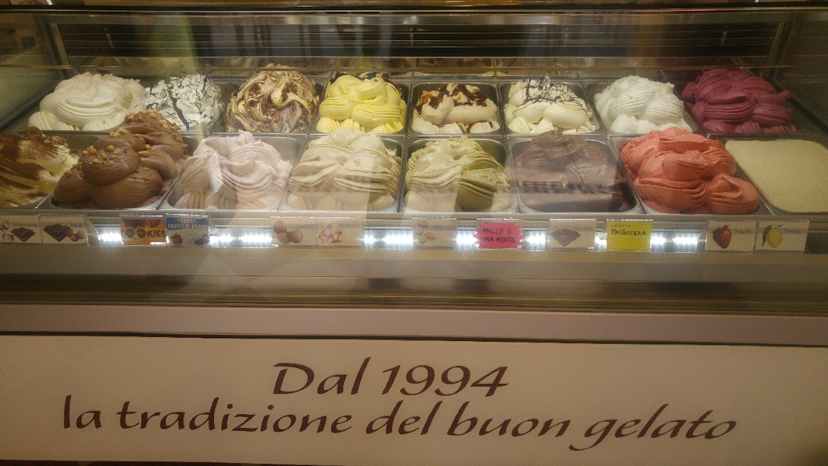 Il banco e la vetrina dei gusti.