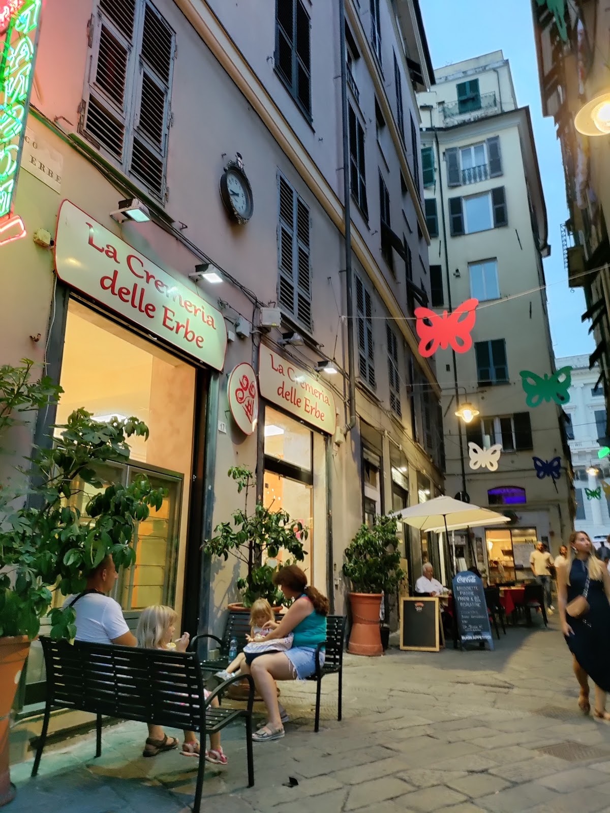 Il banco e la vetrina dei gusti.