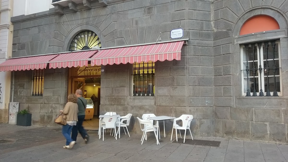 Il banco e la vetrina dei gusti.