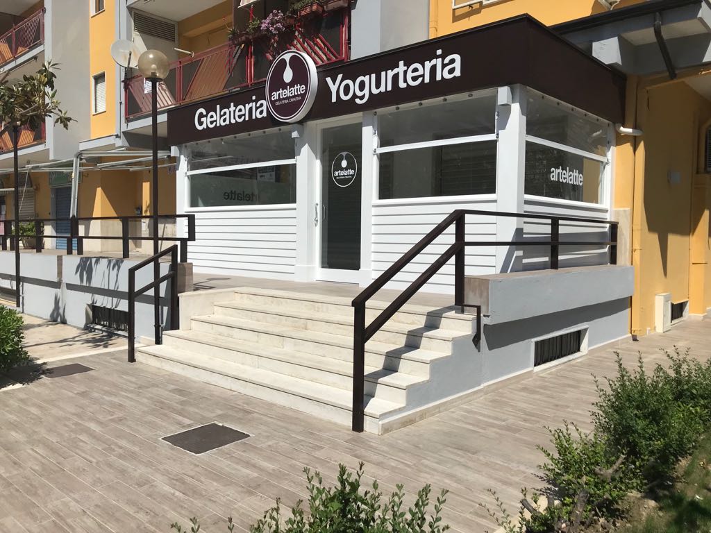 Il banco e la vetrina dei gusti.