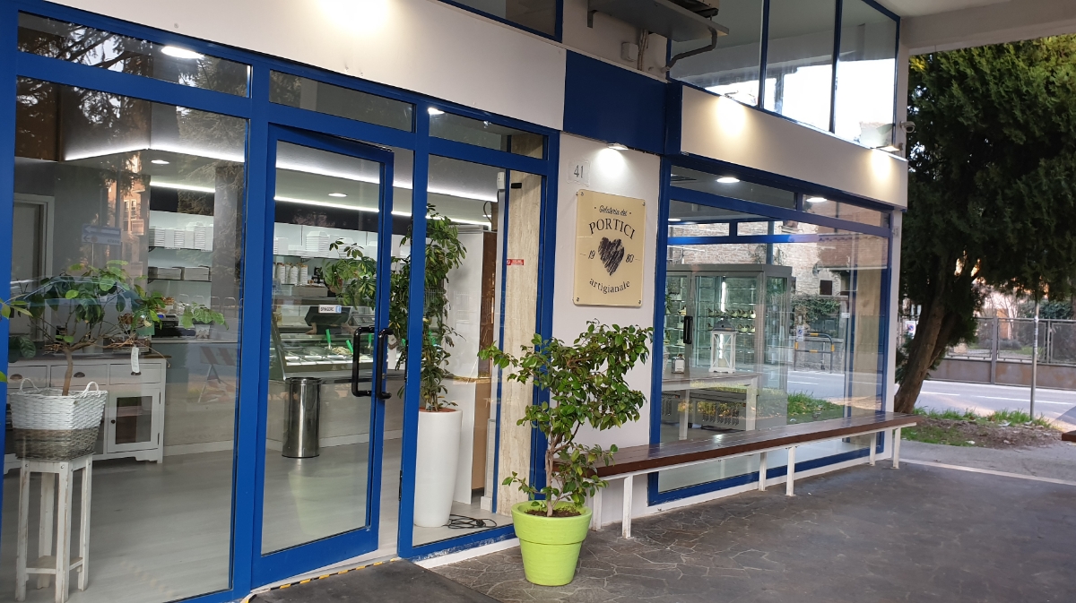 Il banco e la vetrina dei gusti.