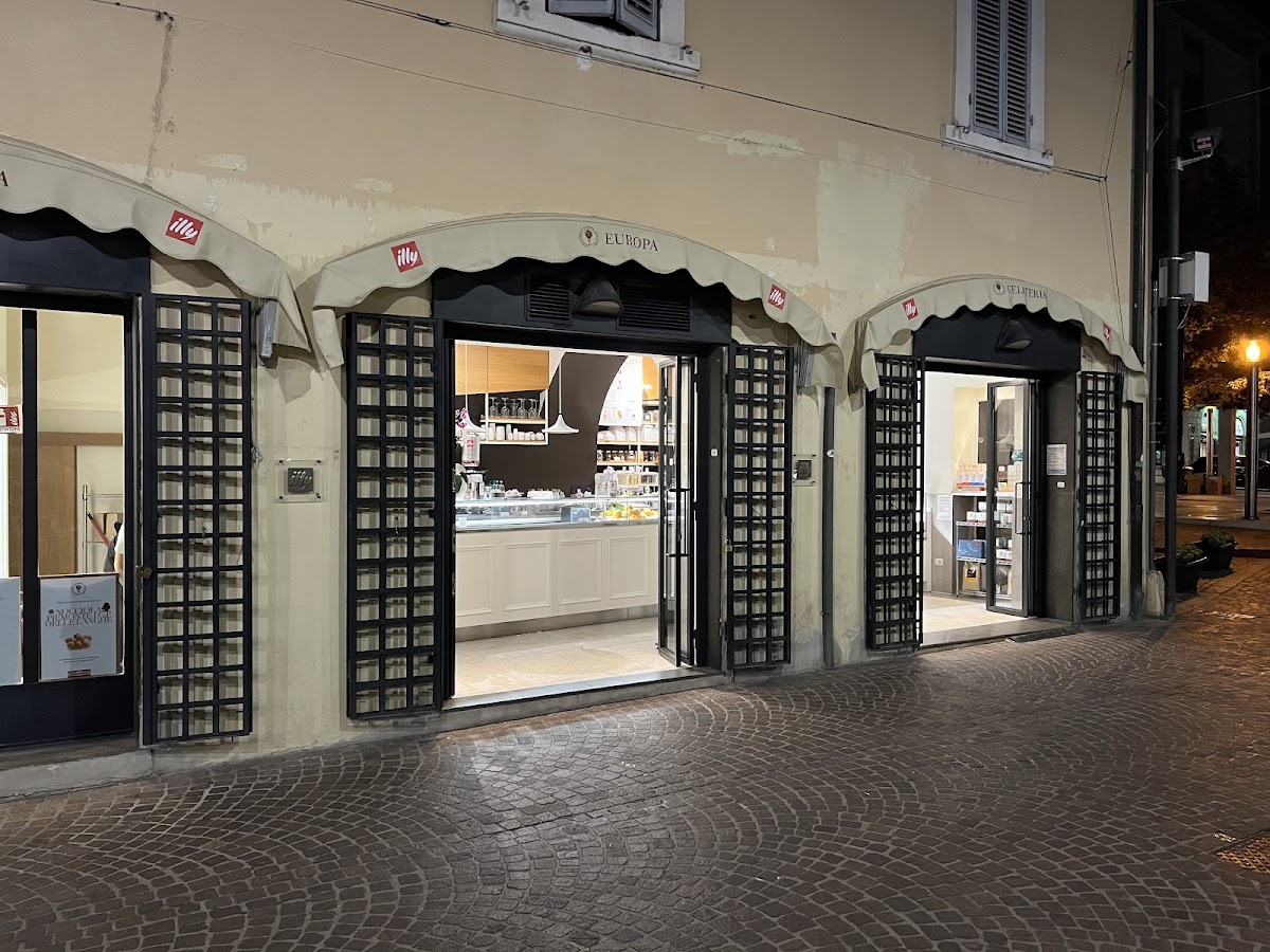 Il banco e la vetrina dei gusti.