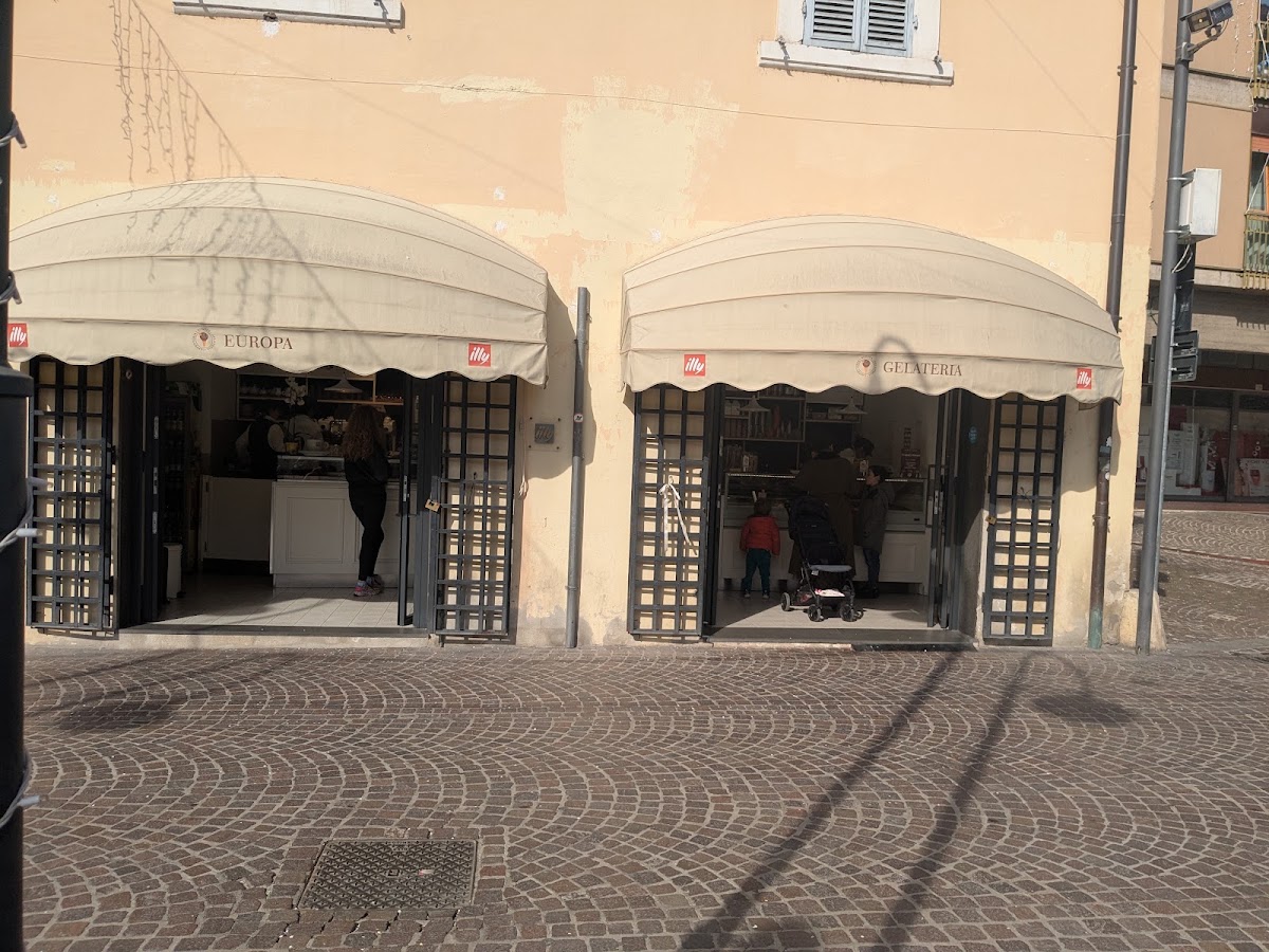 Un dettaglio della vetrina.