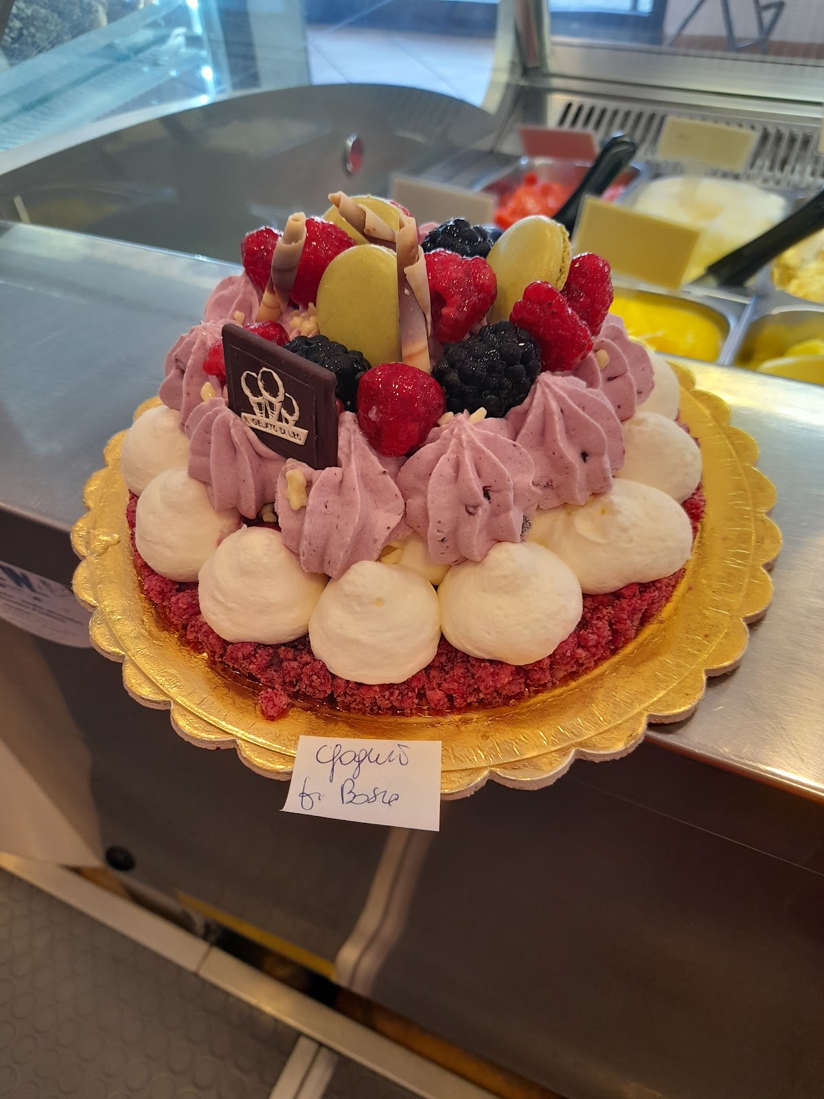 Un dettaglio della vetrina.