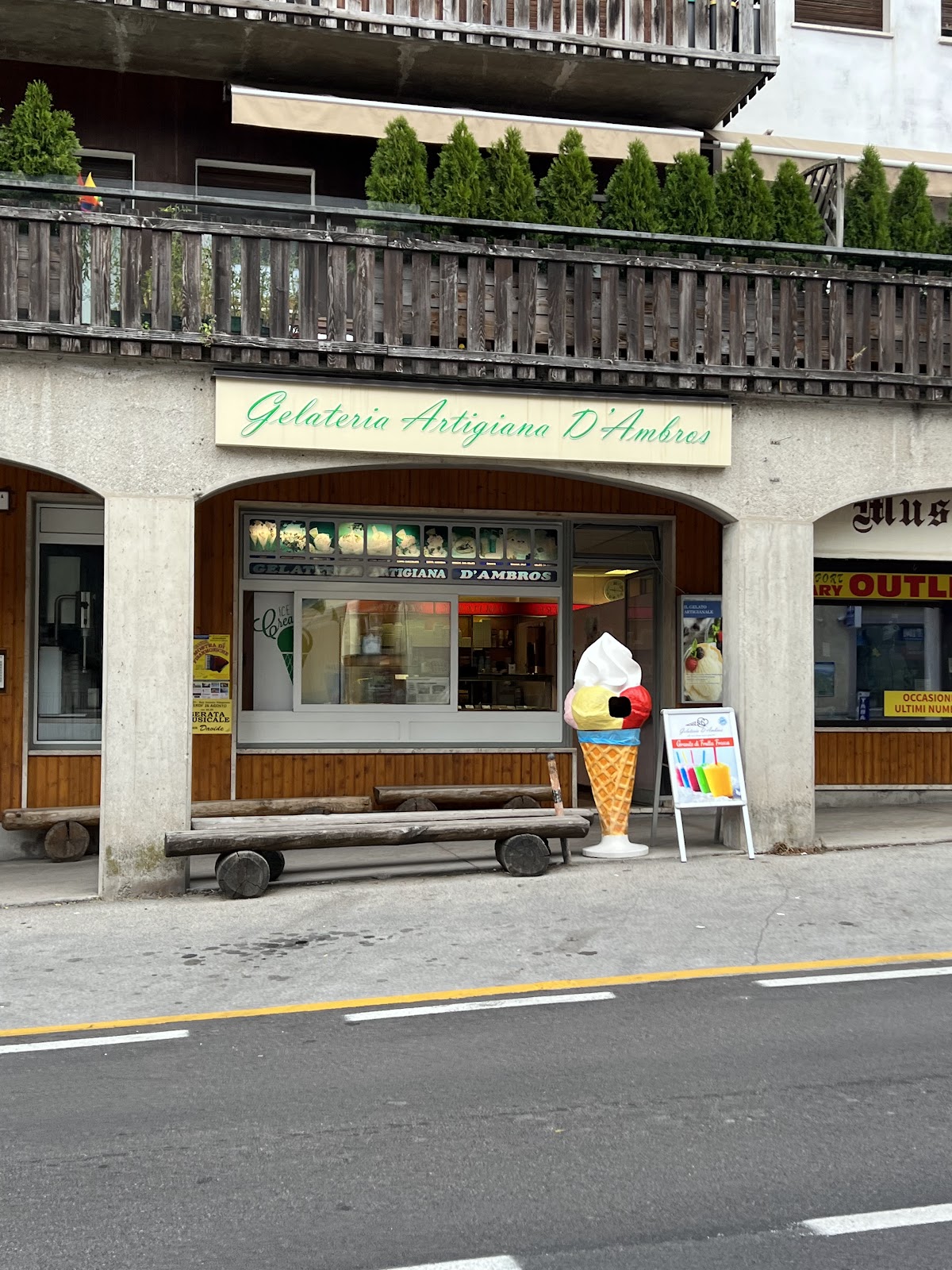 Il banco e la vetrina dei gusti.