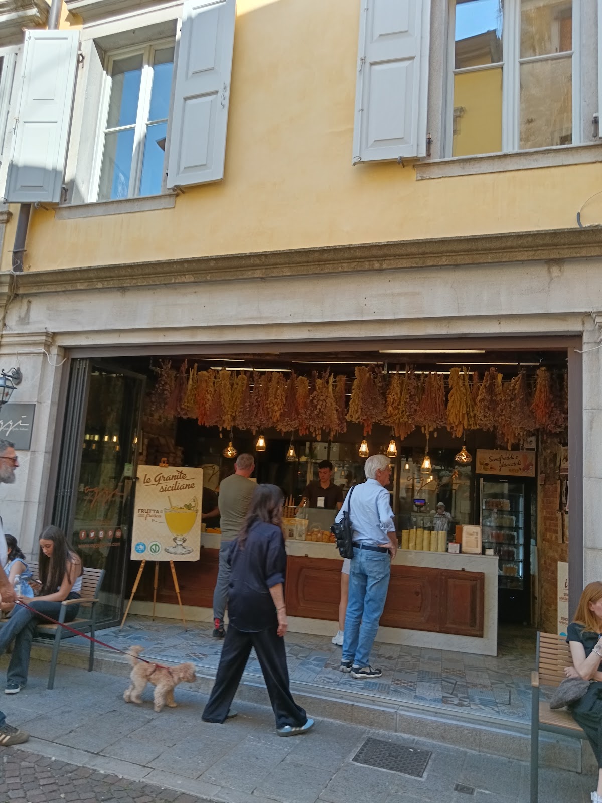 Un dettaglio della vetrina.