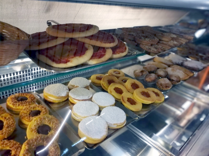 Le vaschette in vetrina.