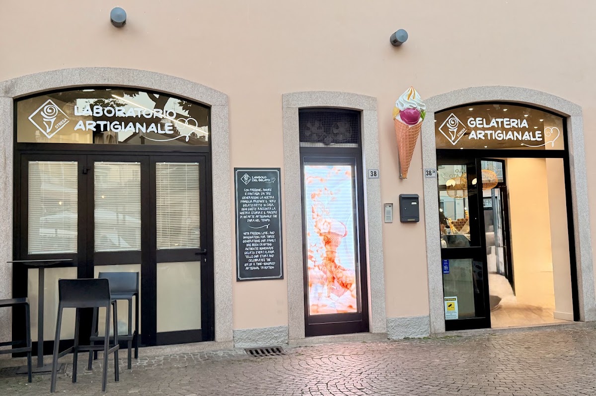 Un dettaglio della vetrina.