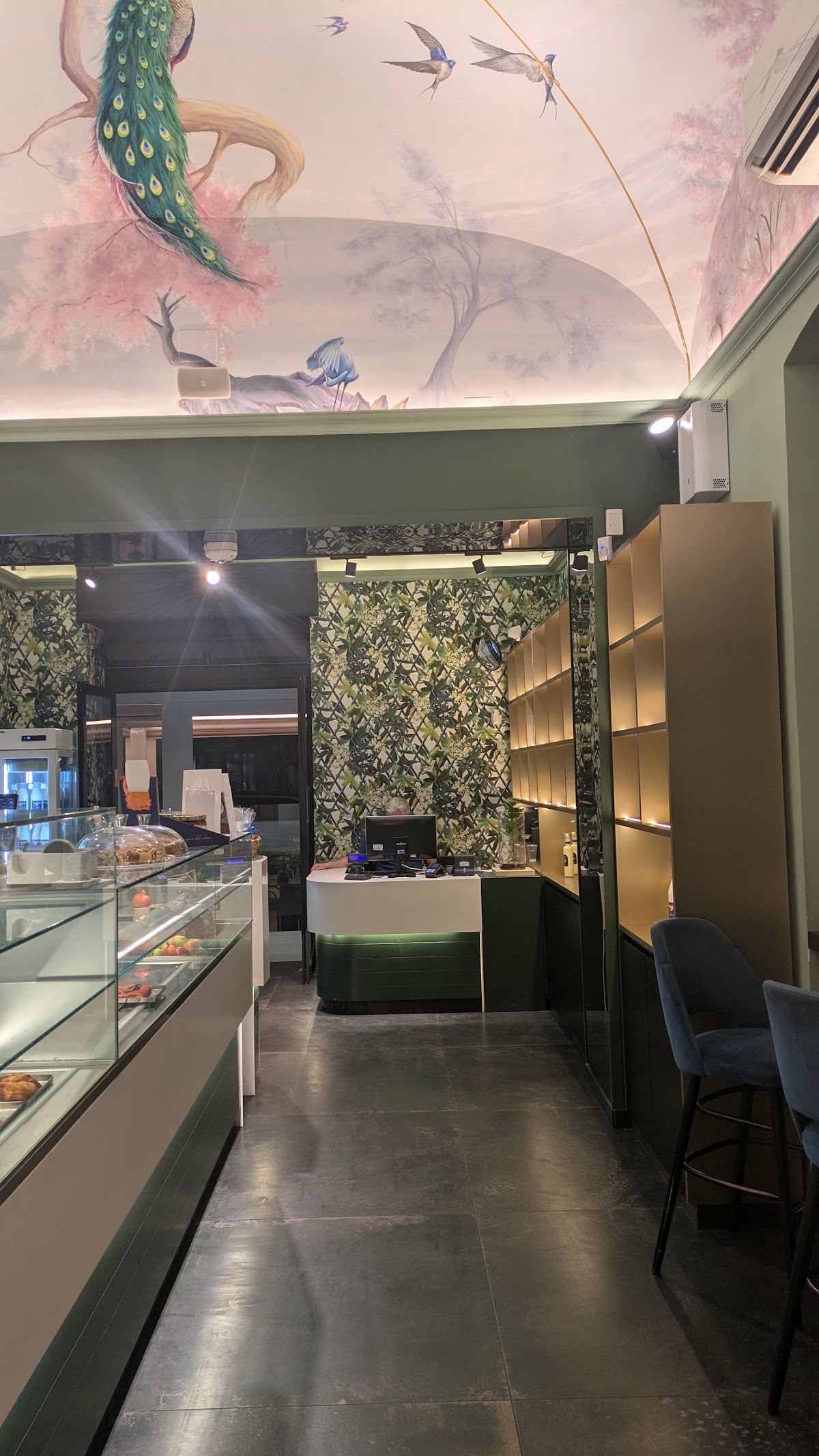 Il locale visto dall'interno.
