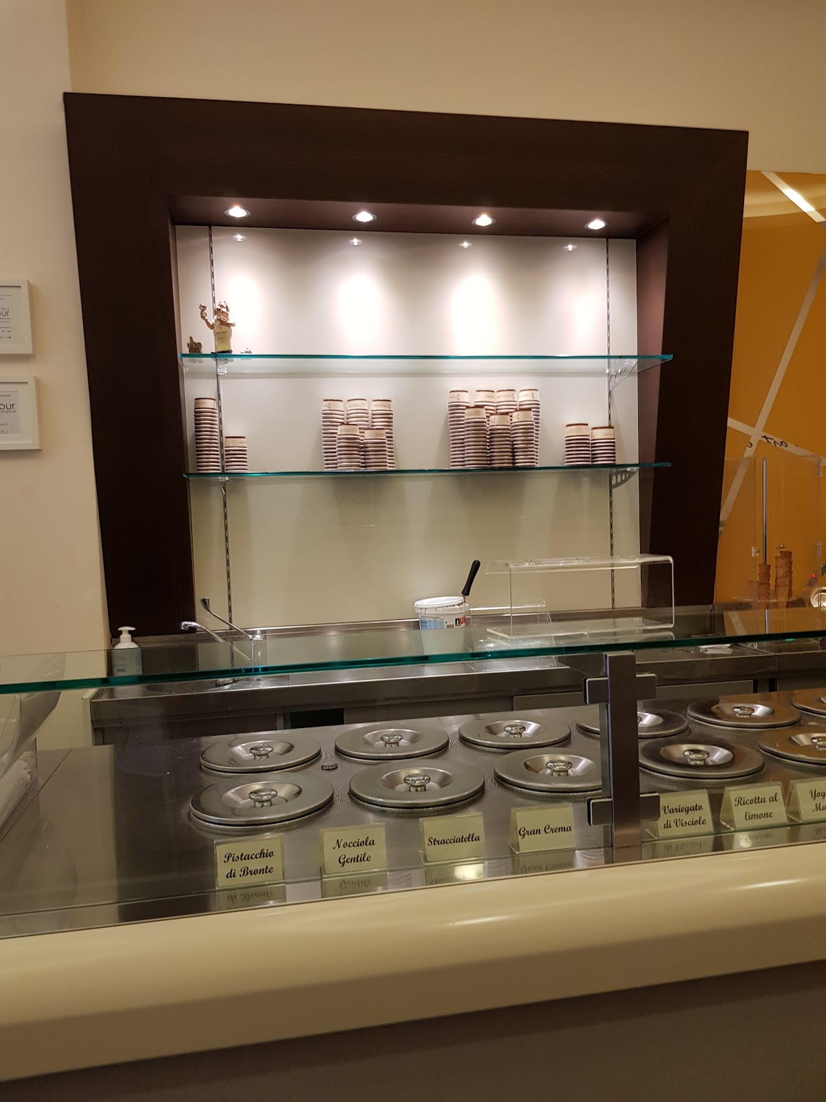 Il locale visto dall'interno.