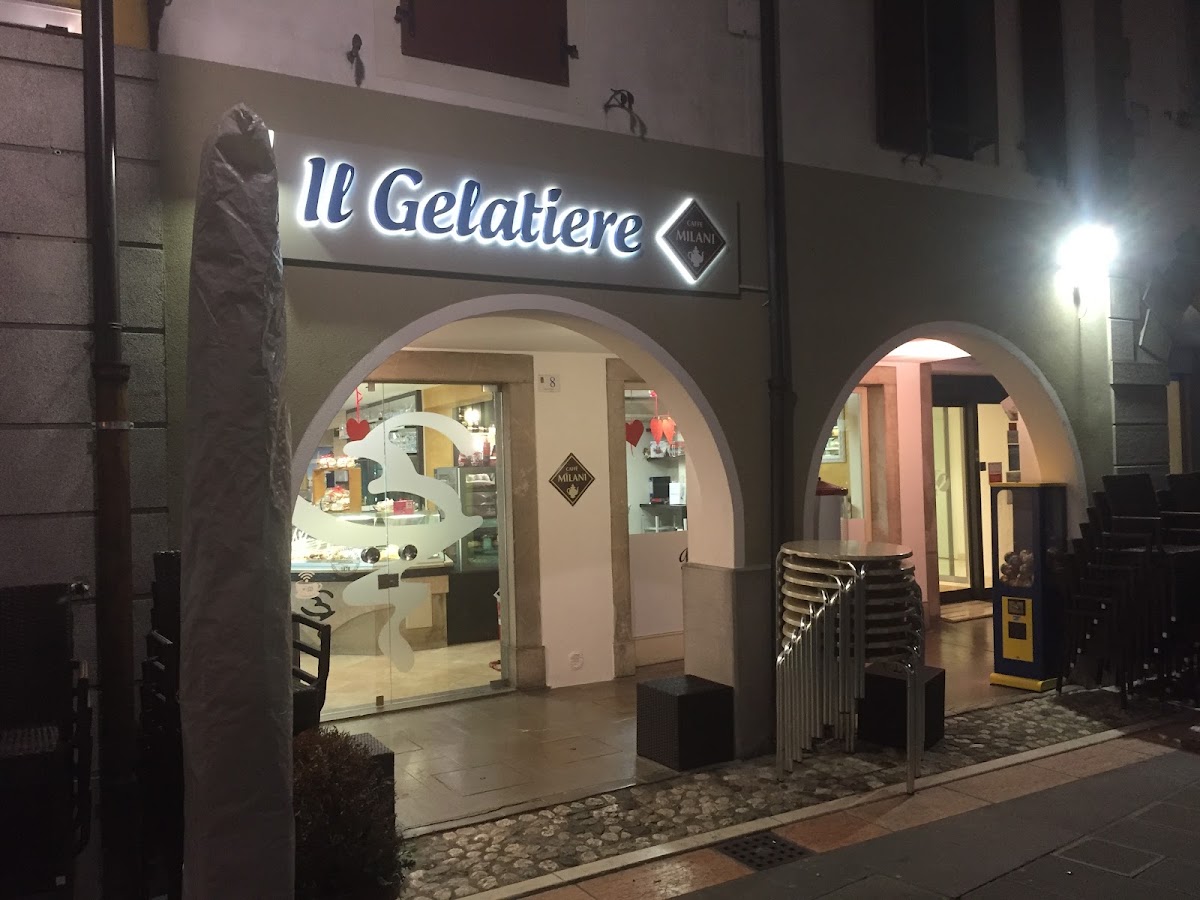 Il banco e la vetrina dei gusti.