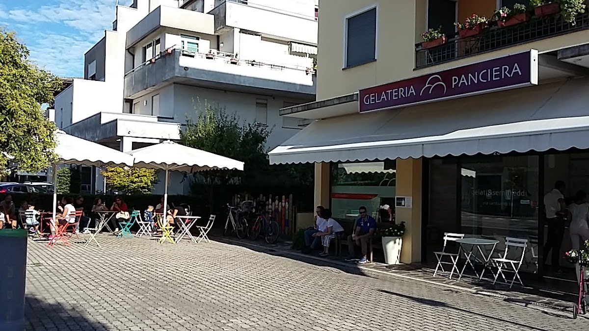 Il banco e la vetrina dei gusti.