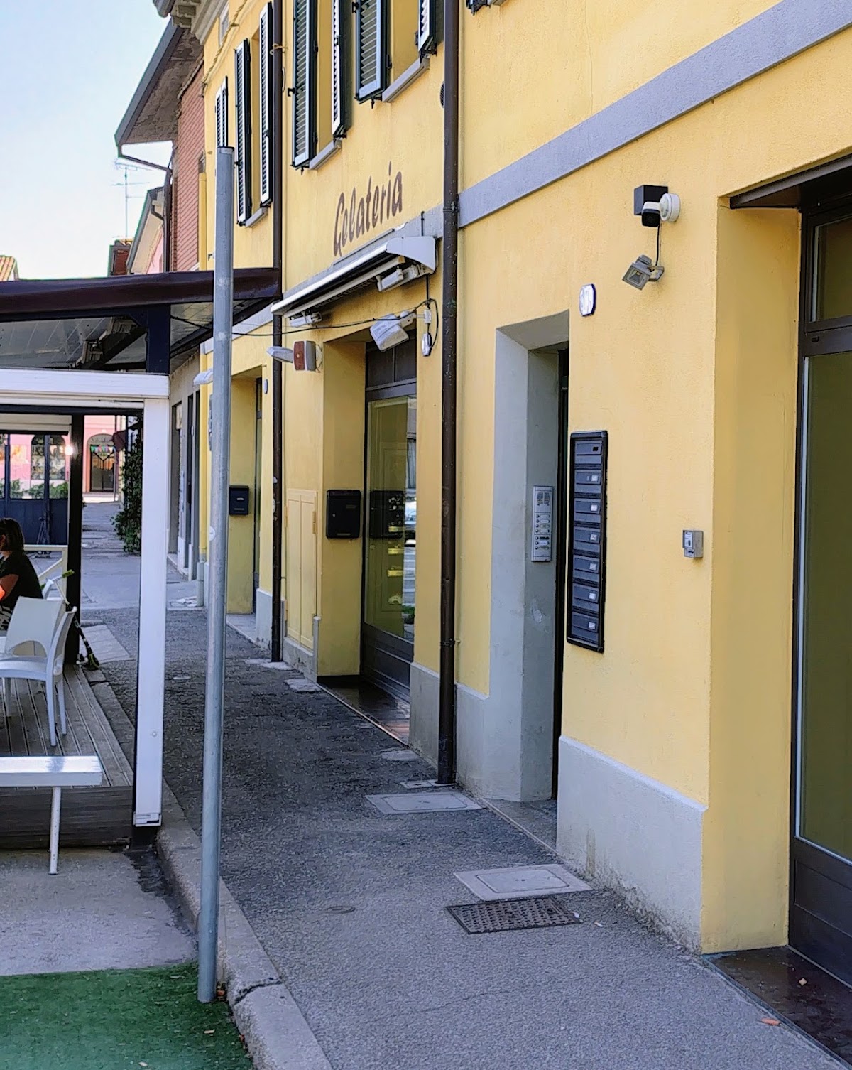Il banco e la vetrina dei gusti.
