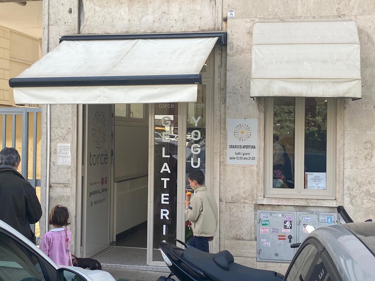 Il banco e la vetrina dei gusti.