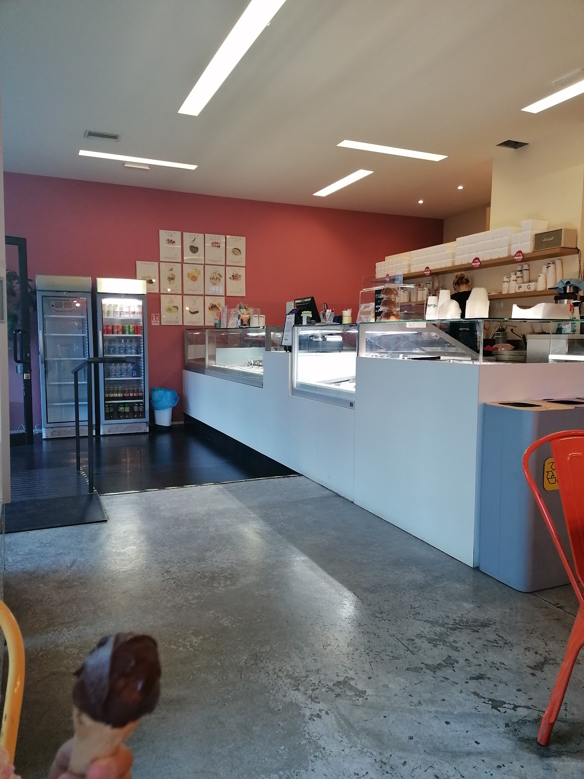 Il banco e la vetrina dei gusti.