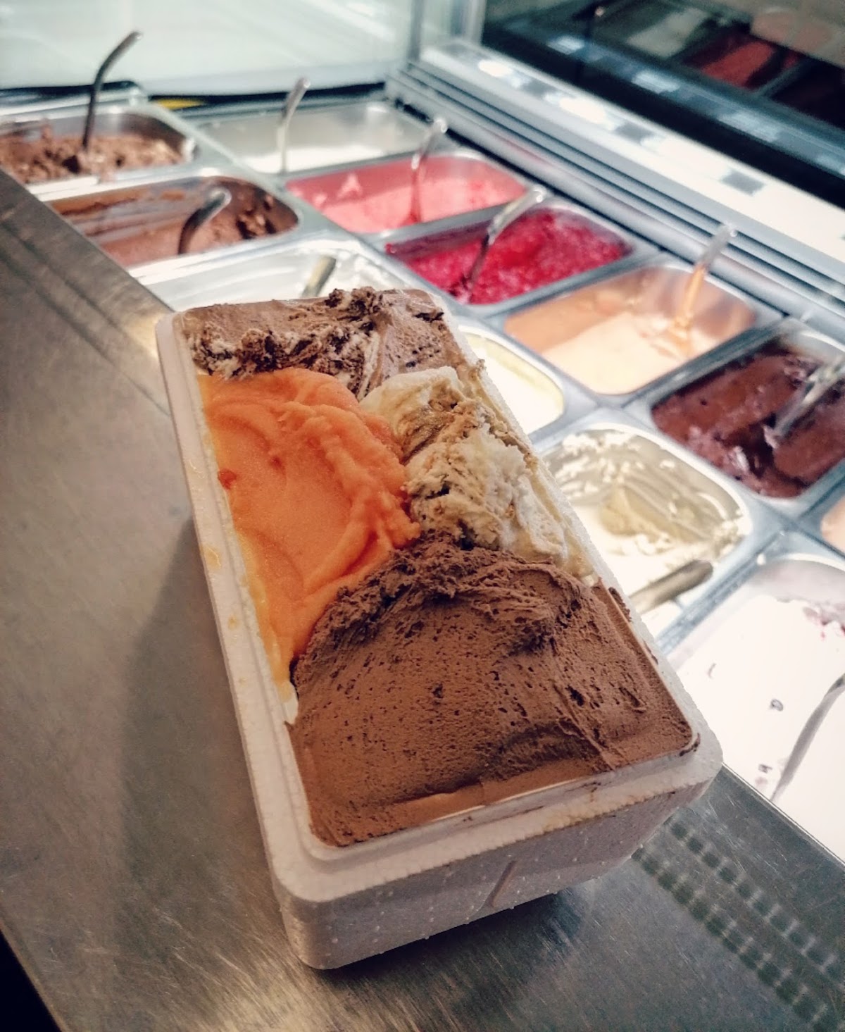 Le vaschette in vetrina.