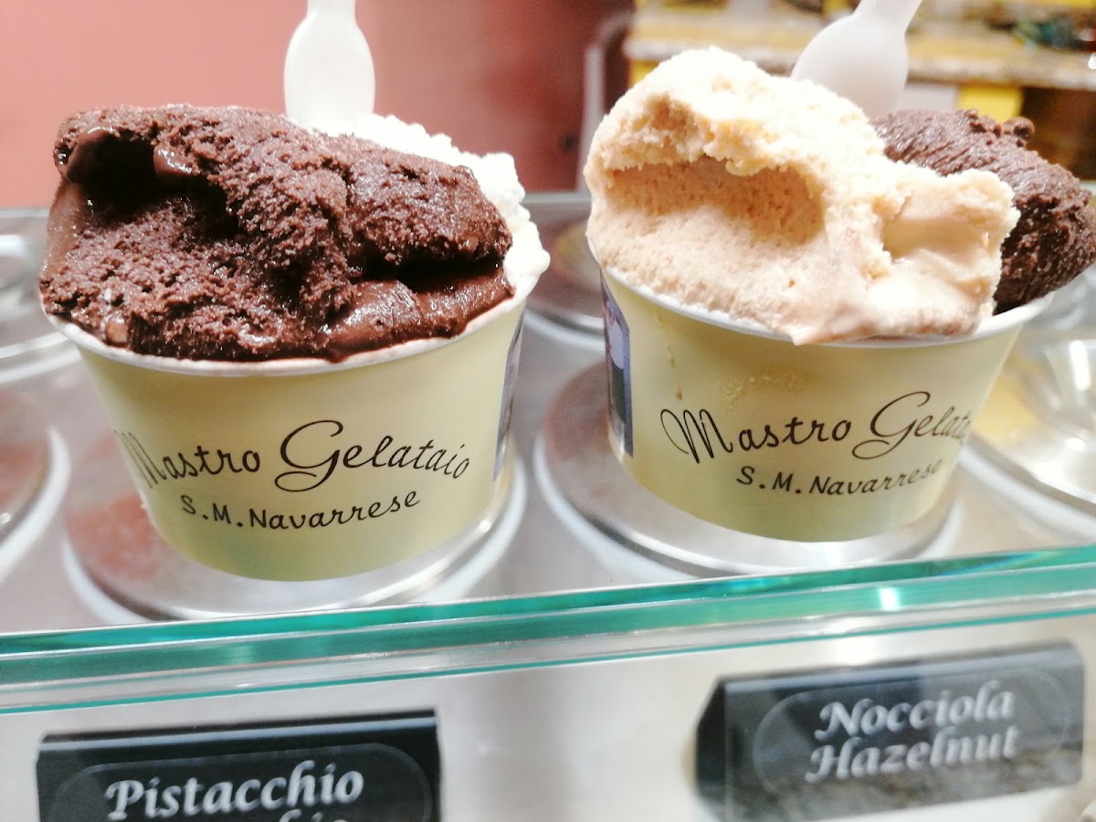 Le vaschette in vetrina.