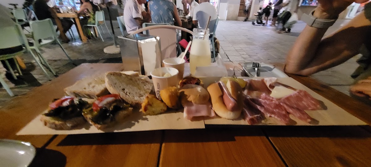Le vaschette in vetrina.