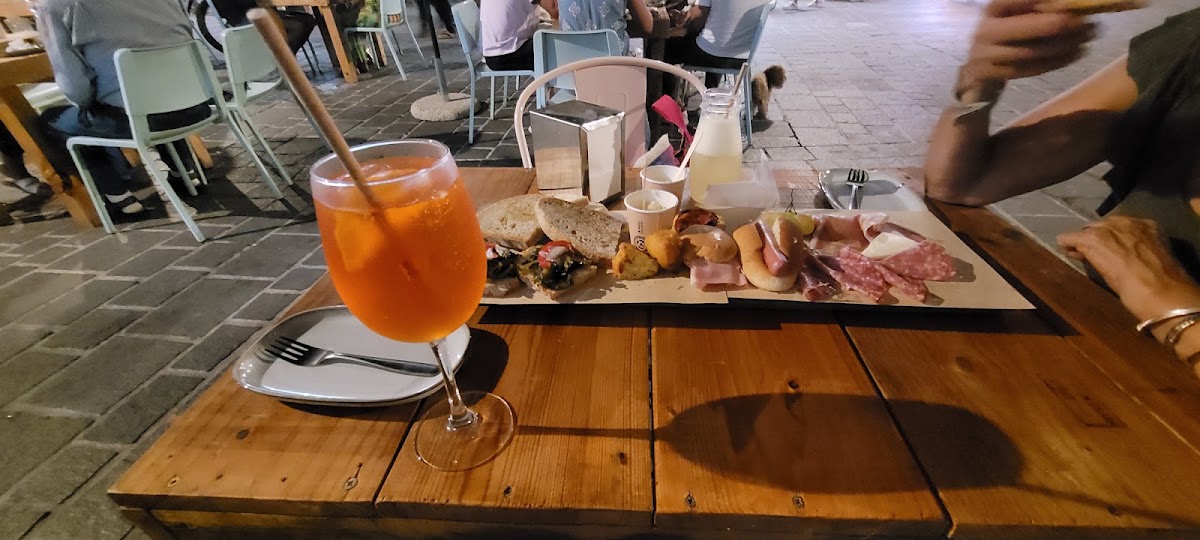 Un dettaglio della vetrina.