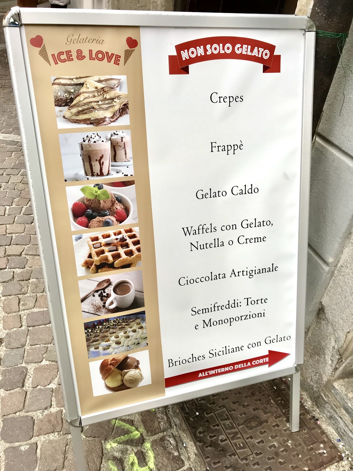 Un dettaglio della vetrina.