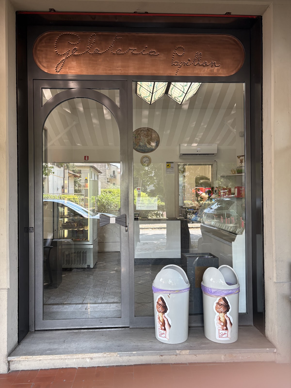 Il banco e la vetrina dei gusti.