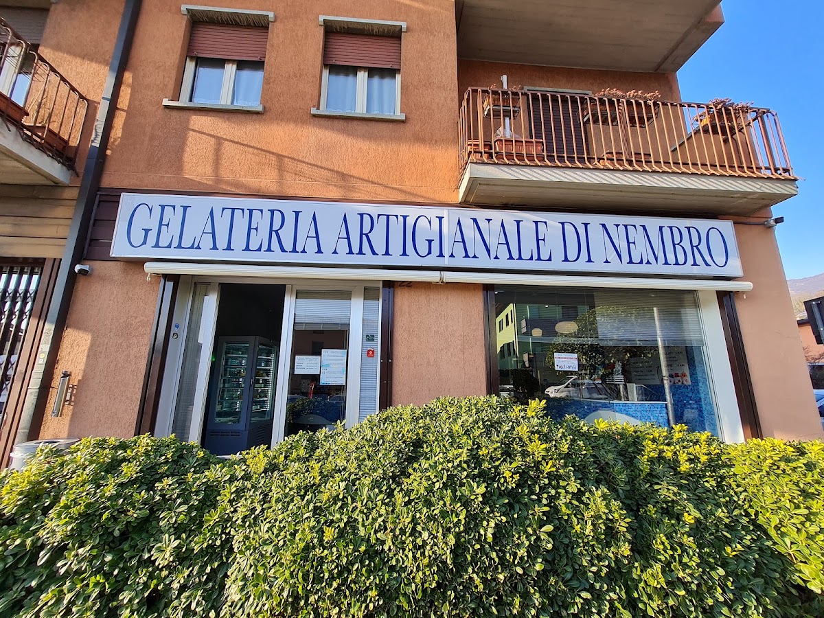 Il banco e la vetrina dei gusti.