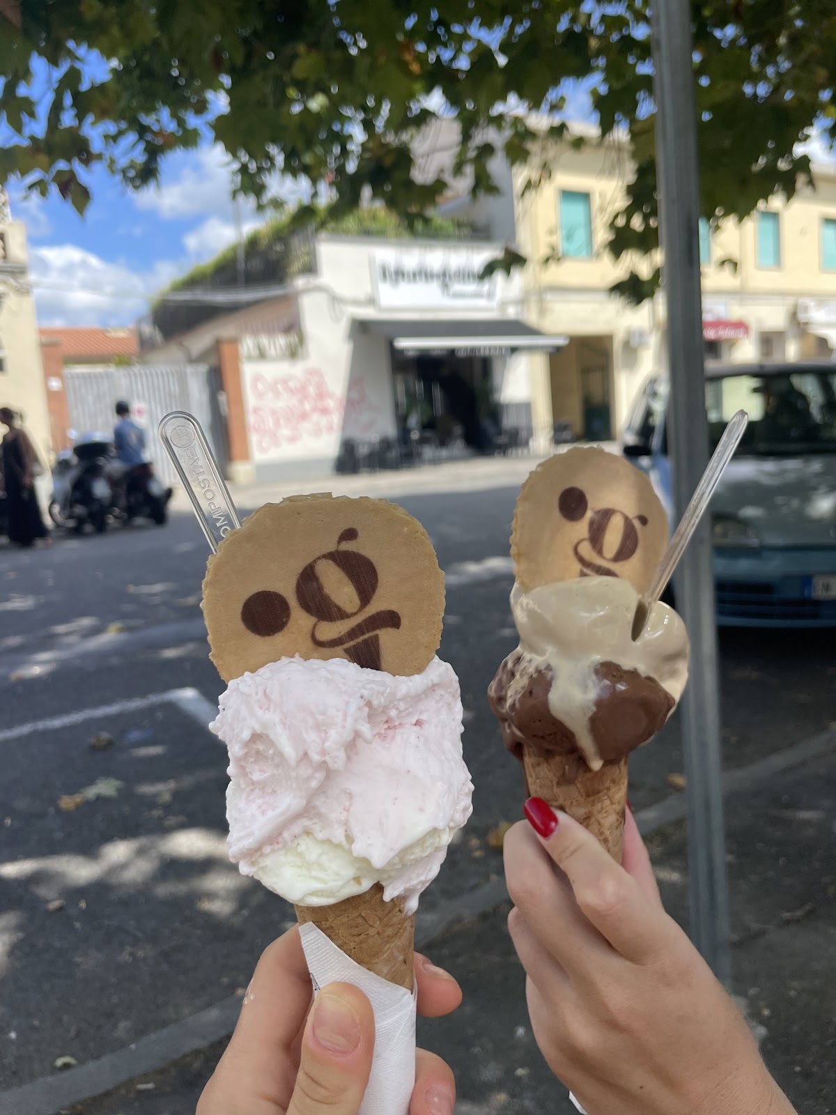 Un dettaglio della vetrina.