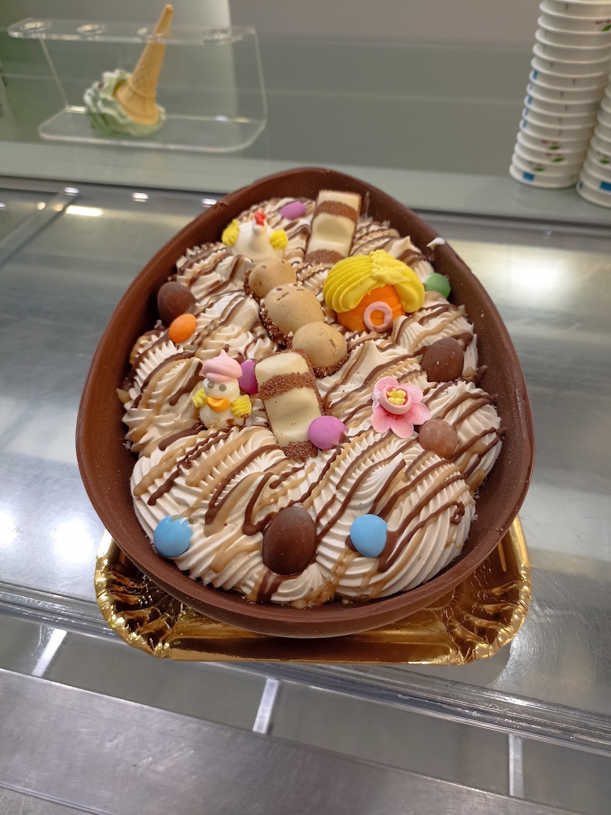 Le vaschette in vetrina.